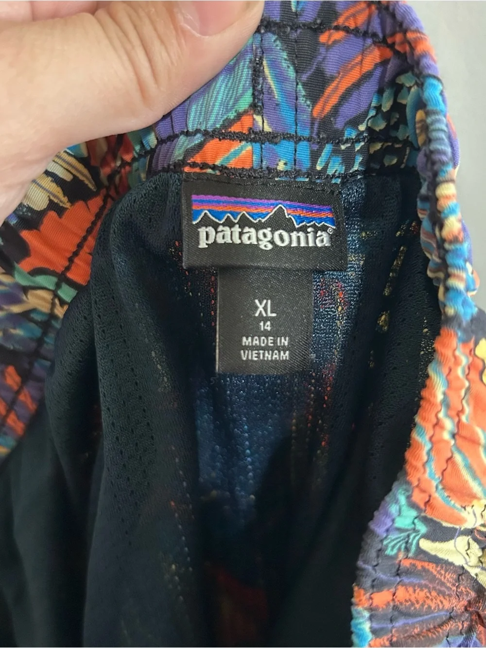 Patagonia kids XL 14 Baggies Shorts Colorful Abstract Print Outdoor